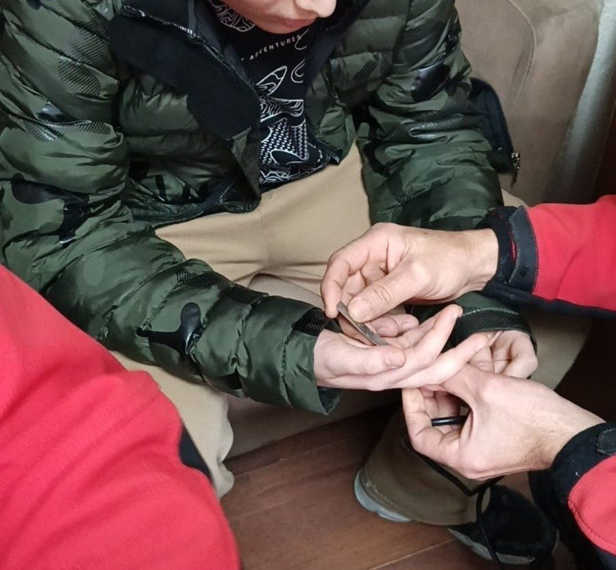 Rize’de oyun oynamak amacıyla madeni parayı parmağında aksesuara dönüştürmeye çalışan