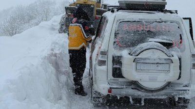 Rize’de kar yağışı sonrasında 31 köy yolu ulaşıma kapandı. Kar