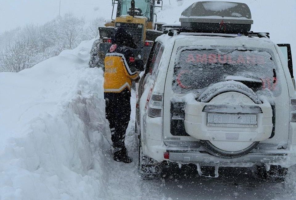 Rize’de kar yağışı sonrasında 31 köy yolu ulaşıma kapandı. Kar