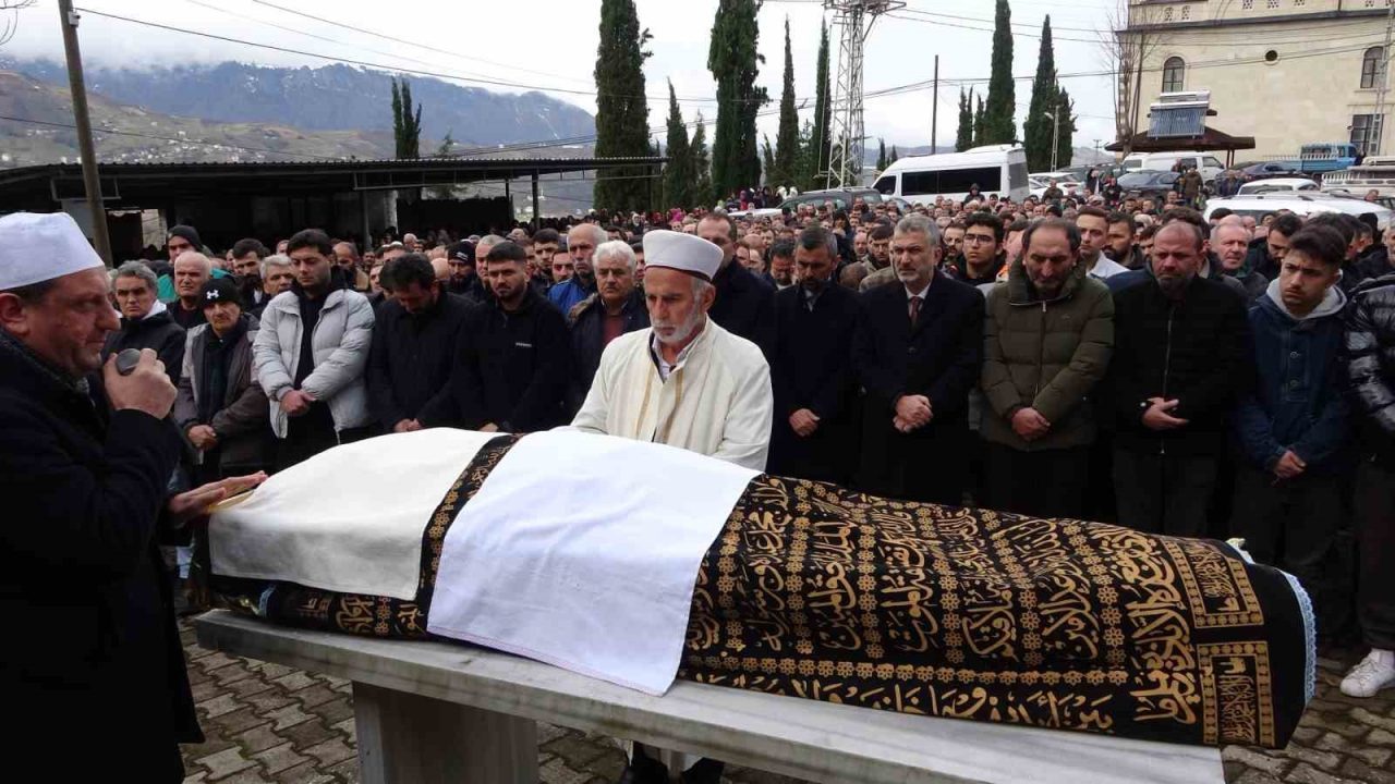 Trabzon’un Ortahisar ilçesinde dün saç ekimi için gittiği estetik merkezinde