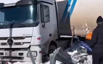 Ardahan’ı Karadeniz Bölgesi’ne bağlayan Şavşat Karayolu’nun Sahara Geçidi mevkiinde buzlanma