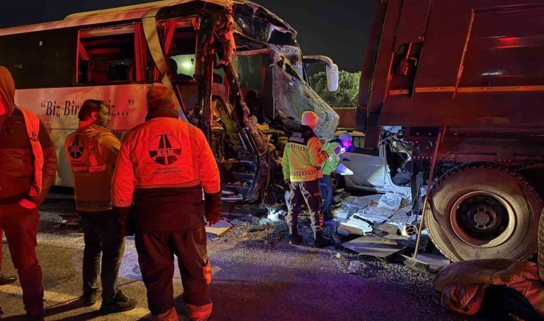 TEM Otoyolu’nun Sakarya geçişinde yolcu otobüsü, hafriyat kamyonu ve iki