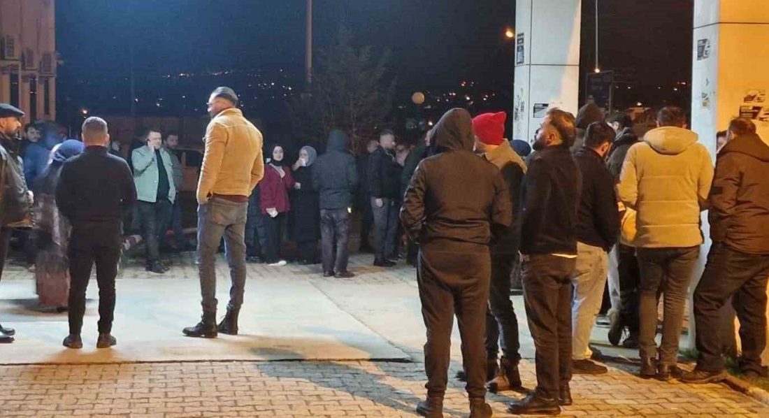 Sakarya’nın Kocaali ilçesinde sevgilisinden ayrıldığı öğrenilen 23 yaşındaki genç, aracının