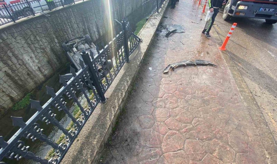 Sakarya’nın Akyazı ilçesinde seyir halindeki otomobilin kontrolden çıkarak su kanalına