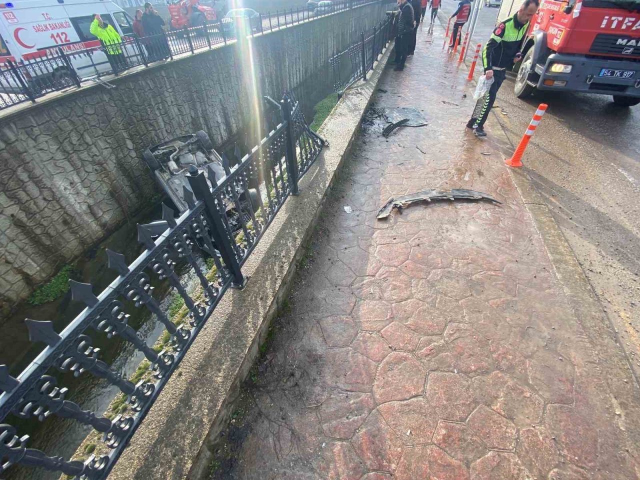 Sakarya’nın Akyazı ilçesinde seyir halindeki otomobilin kontrolden çıkarak su kanalına