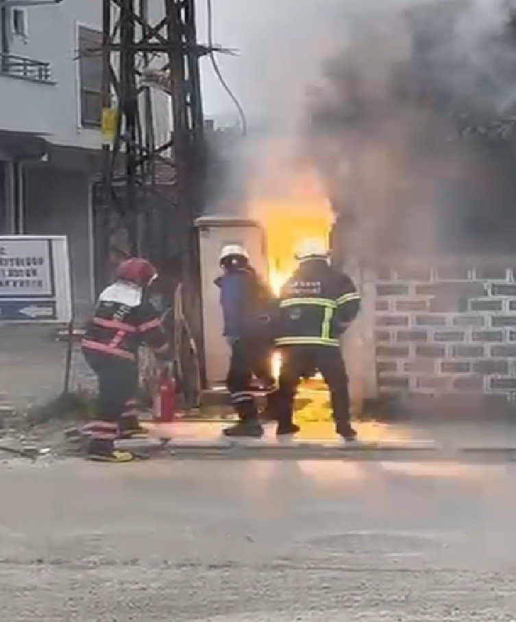 Sakarya’nın Akyazı ilçesinde trafoda çıkan yangına ekiplerin müdahalesi esnasında yaşanan