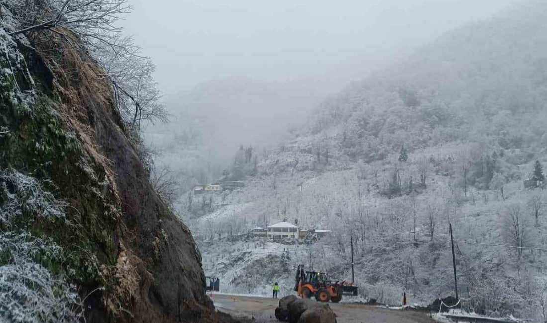 Trabzon’un Şalpazarı-Beşikdüzü karayolunda dün akşam saatlerinde başlayan yoğun yağmur ve