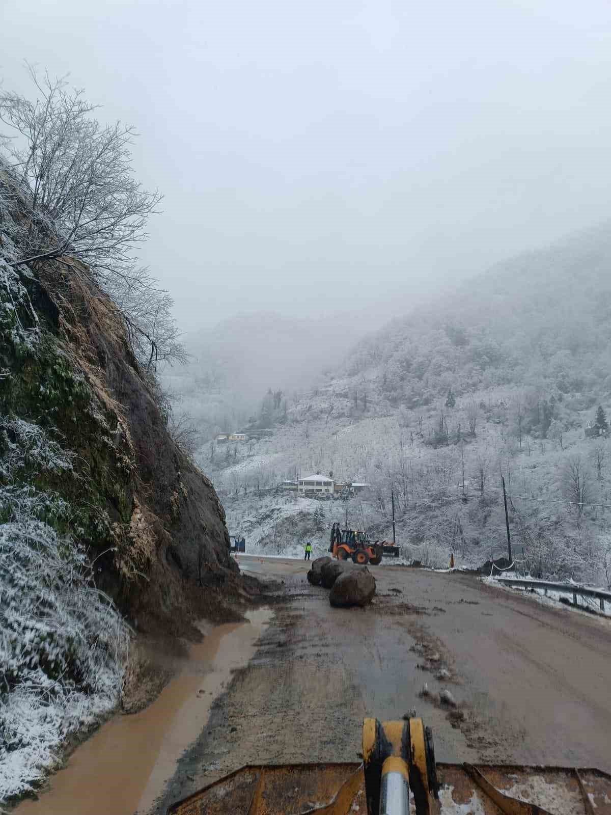 Trabzon’un Şalpazarı-Beşikdüzü karayolunda dün akşam saatlerinde başlayan yoğun yağmur ve