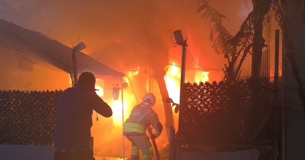 Hatay’da alevlere teslim olarak yanan konteyner kullanılmaz hale geldi. Yangın;