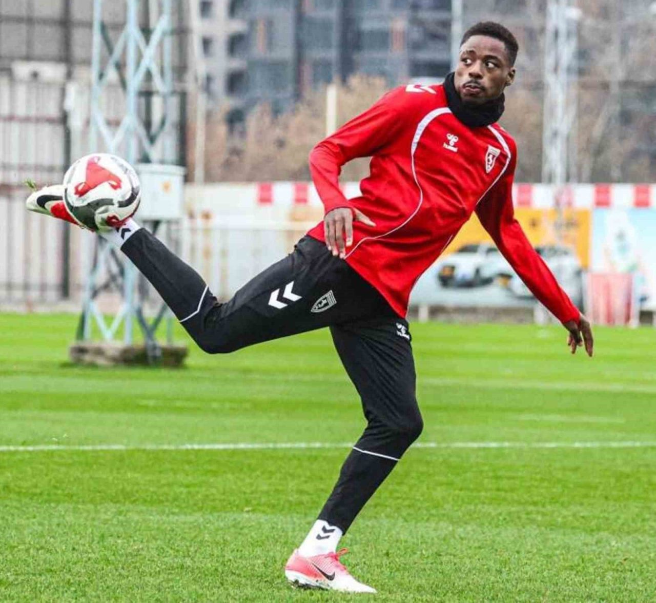 Samsunspor’da Fenerbahçe ile anlaşan Hollandalı kanat oyuncusu Anthony Musaba ile