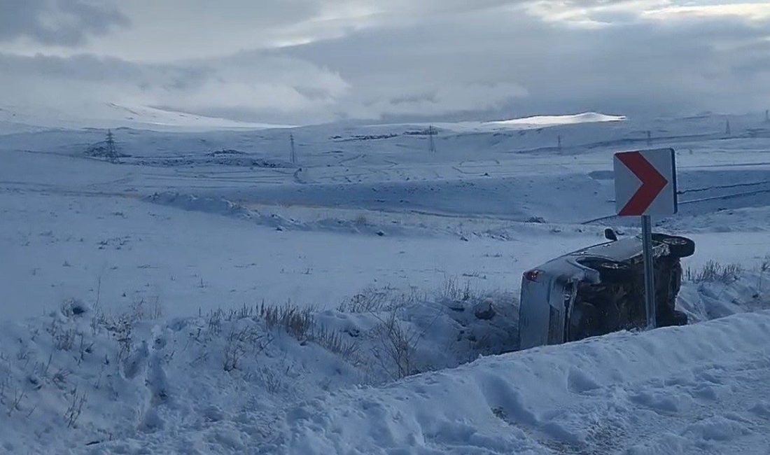Sarıkamış’ta sürücüsünün direksiyon hakimiyetini kaybettiği otomobil takla attı. Kazada otomobil