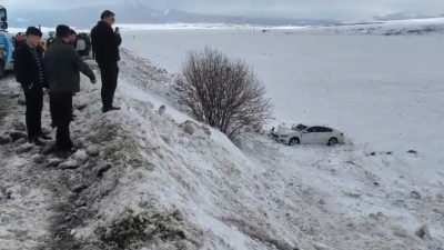 Sarıkamış’ta sürçüşünün direksiyon hakimiyetini kaybettiği otomobil yoldan çıkarak şarampole uçtu.