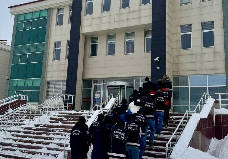 Sarıkamış’ta uyuşturucu tacirlerine yönelik 3 adrese eş zamanlı operasyon düzenlendi.