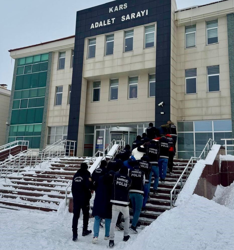 Sarıkamış’ta uyuşturucu tacirlerine yönelik 3 adrese eş zamanlı operasyon düzenlendi.