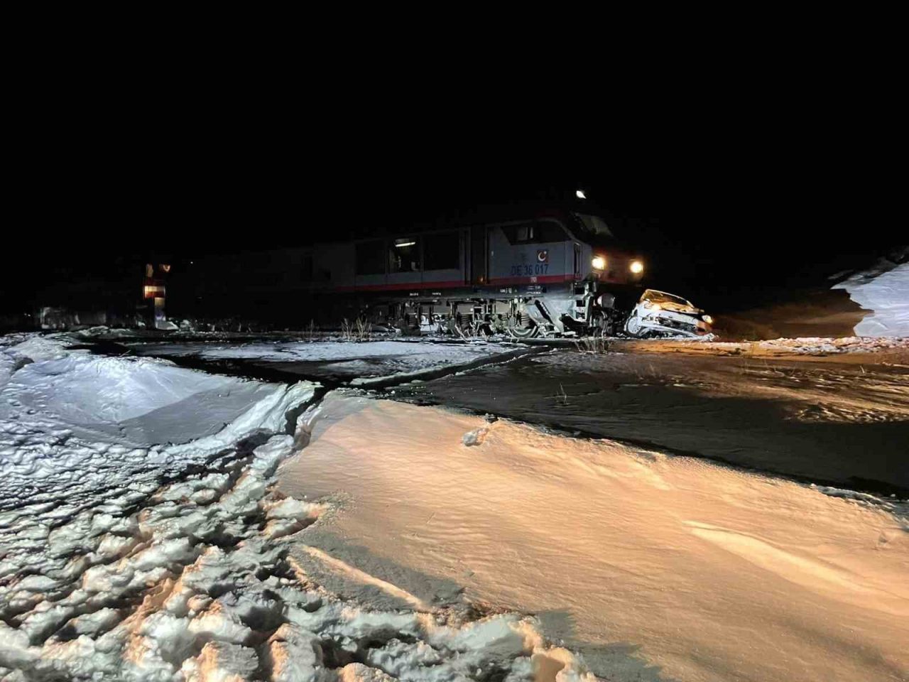 Kars’ın Sarıkamış ilçesinde yük treni, ilçe çöplüğü bölgesinde bulunan kontrolsüz