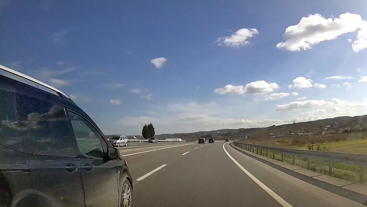 Sakarya’nın Karasu ilçesi D-650 kara yolunda şerit ihlali yapan bir