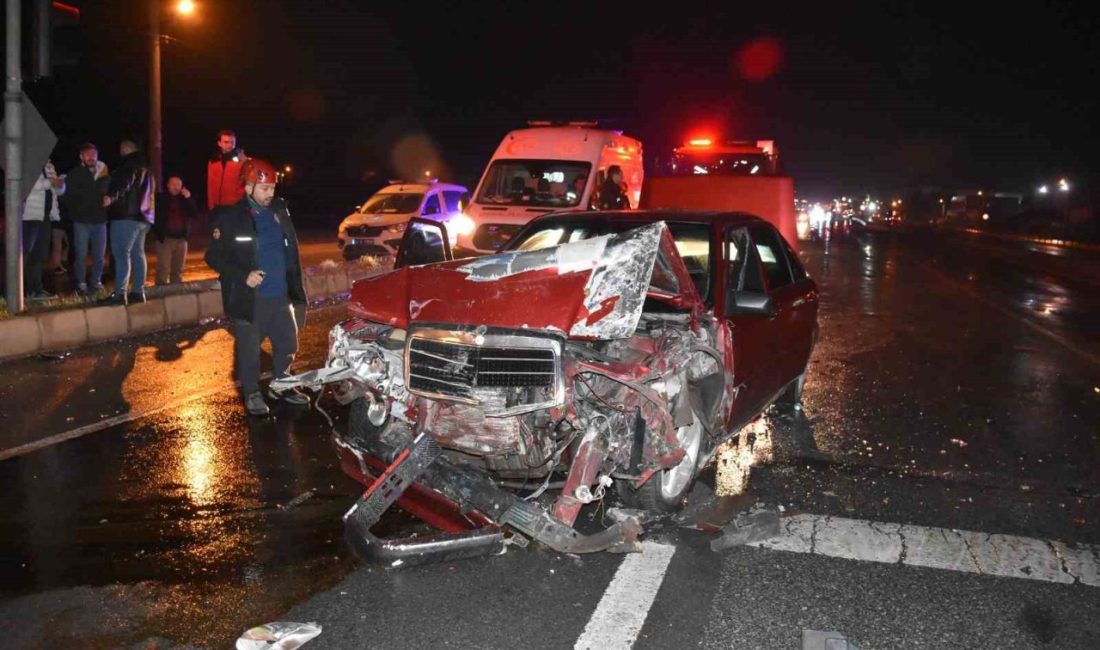 Sakarya’nın Hendek ilçesi D-100 kara yolunda otomobil ile servis minibüsünün