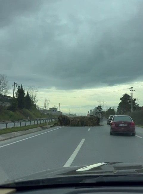 Sakarya’nın Adapazarı ilçesi D020 kara yolunda seyir halindeki tırdan düşen