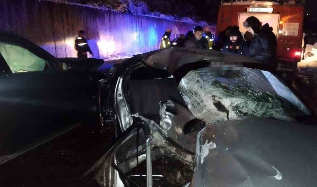 Sinop Türkeli-Ayancık karayolunda iki otomobilin kafa kafaya çarpışması sonucu meydana