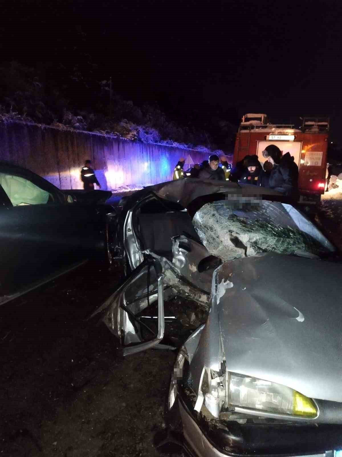 Sinop Türkeli-Ayancık karayolunda iki otomobilin kafa kafaya çarpışması sonucu meydana