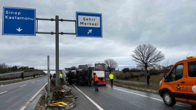 Sinop’un Gerze ilçesinde kontrolden çıkan kamyonet devrildi. Kaza, saat 12.30