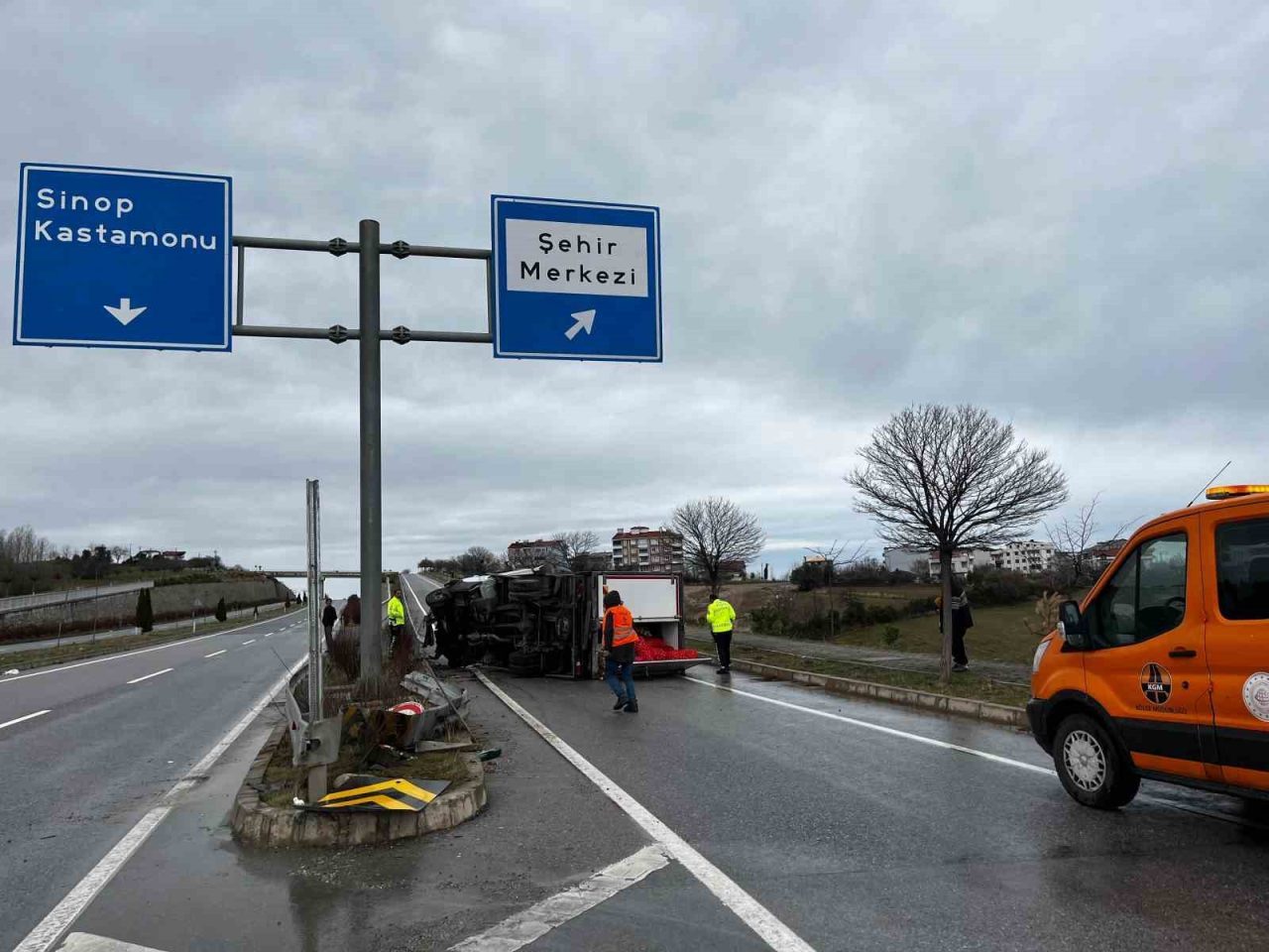 Sinop’un Gerze ilçesinde kontrolden çıkan kamyonet devrildi. Kaza, saat 12.30