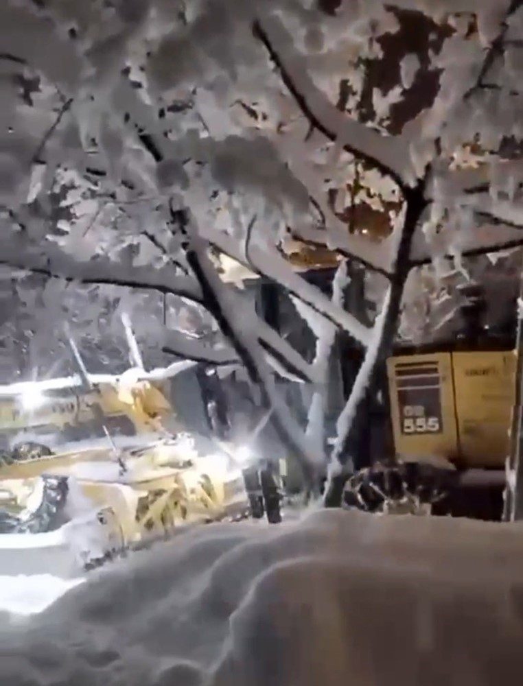 Sinop’ta etkili olan yoğun kar yağışı hayatı durma noktasına getirdi.