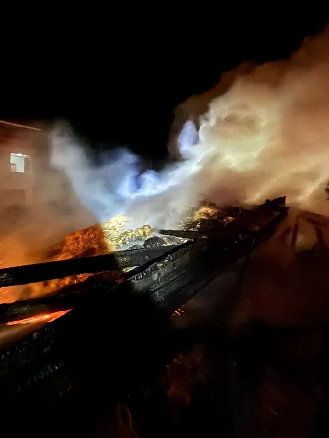 Sinop’un Boyabat ilçesinde çıkan samanlık yangını itfaiye ekiplerince kontrol altına