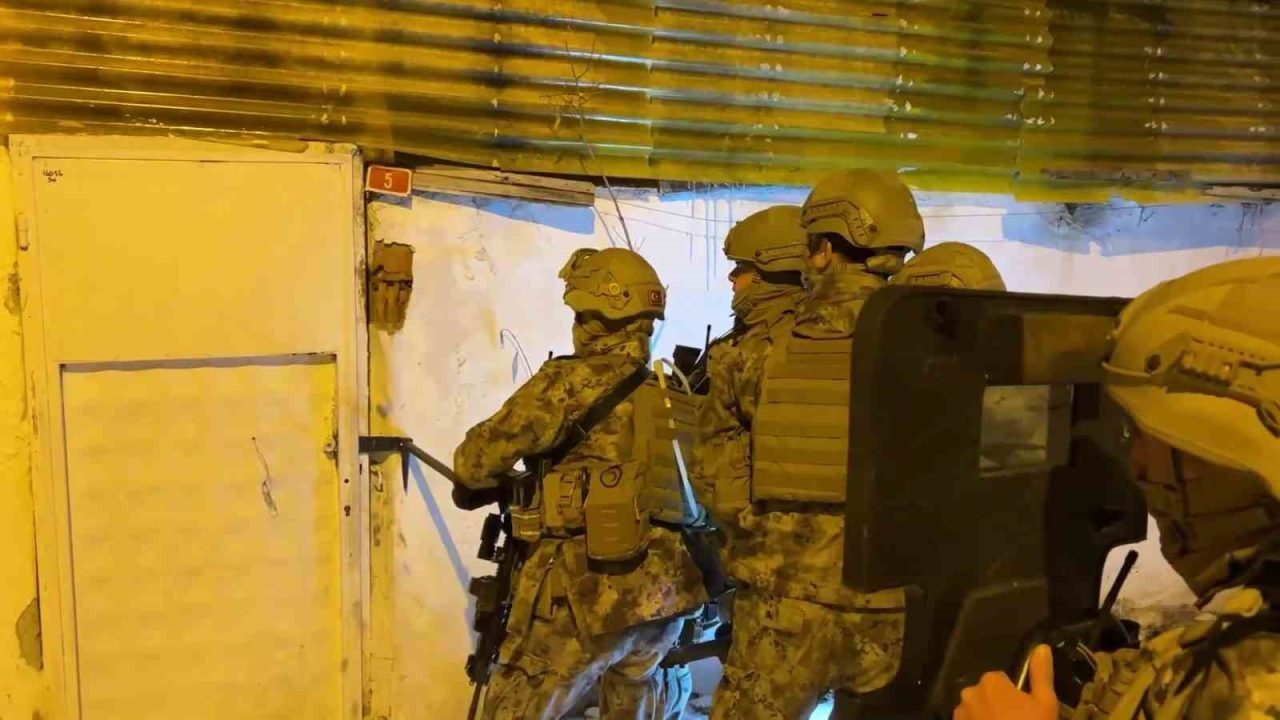 Sivas Merkezli 3 ilde gerçekleştirilen siber dolandırıcılık operasyonunda gözaltına alının