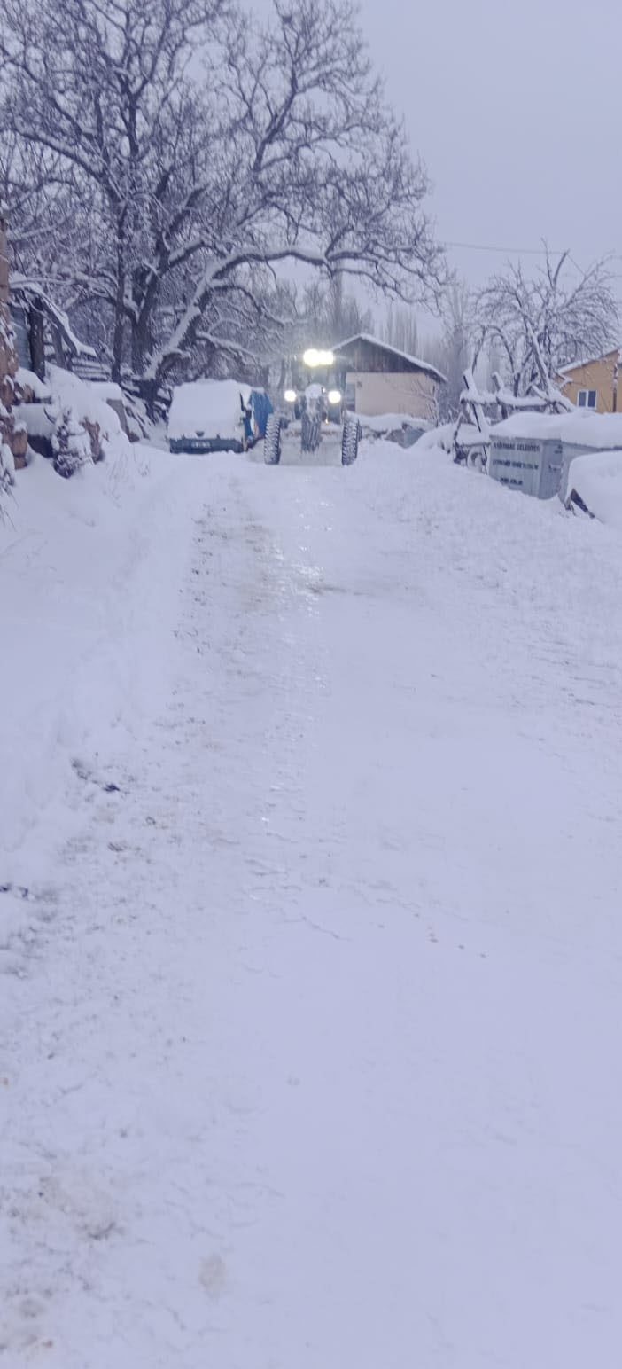 Sivas’ta yağan yoğun kar nedeniyle bin 420 yerleşim yerinden yaklaşık