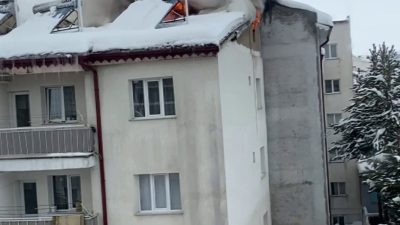 Sivas’ta 5 katlı bir apartmanın çatısında çıkan yangın, itfaiye ekiplerinin