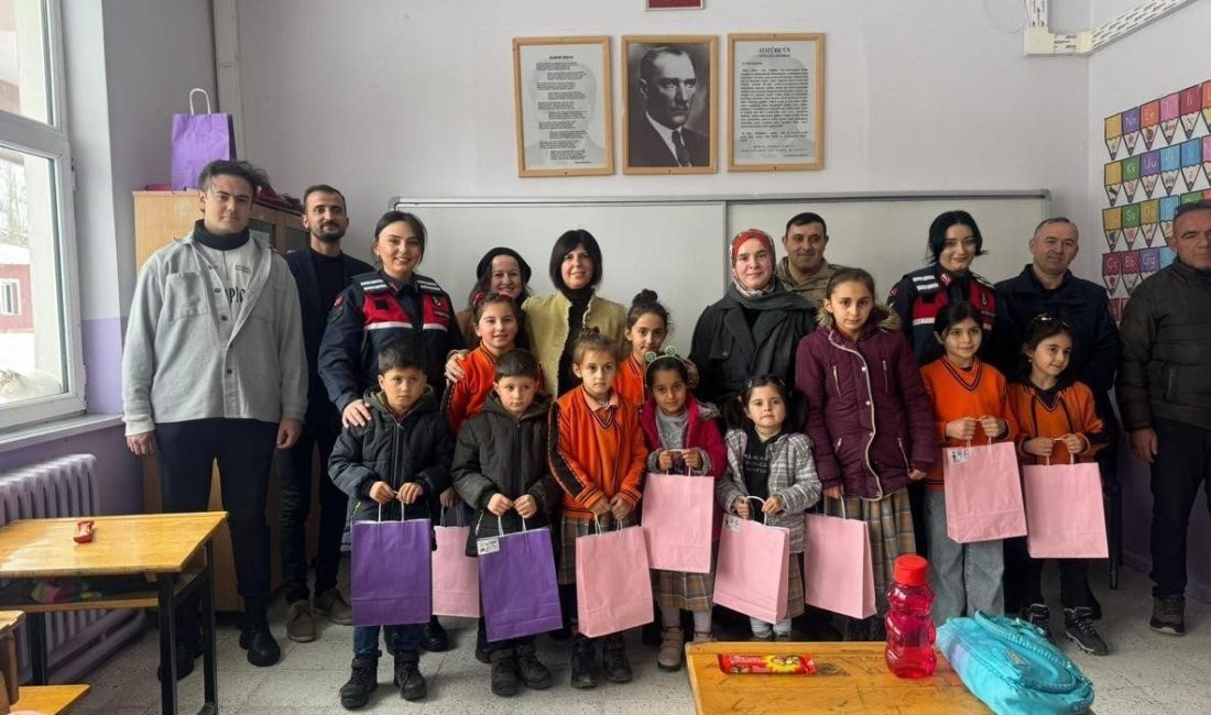 Sivas İl Jandarma Komutanlığı, Zara ilçesinde ilkokul öğrencilerinin karne sevincine