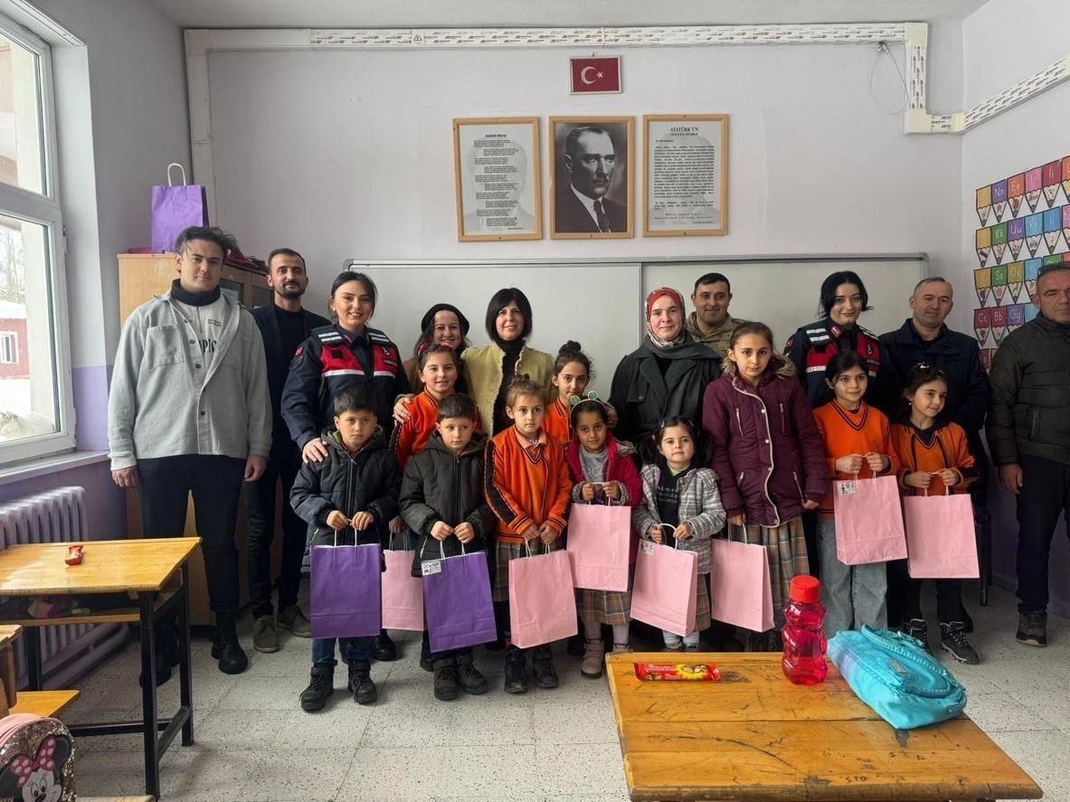 Sivas İl Jandarma Komutanlığı, Zara ilçesinde ilkokul öğrencilerinin karne sevincine