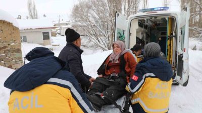 Sivas’ın Karalar köyünde rahatsızlanan 58 yaşındaki vatandaş, karla mücadele ekiplerinin