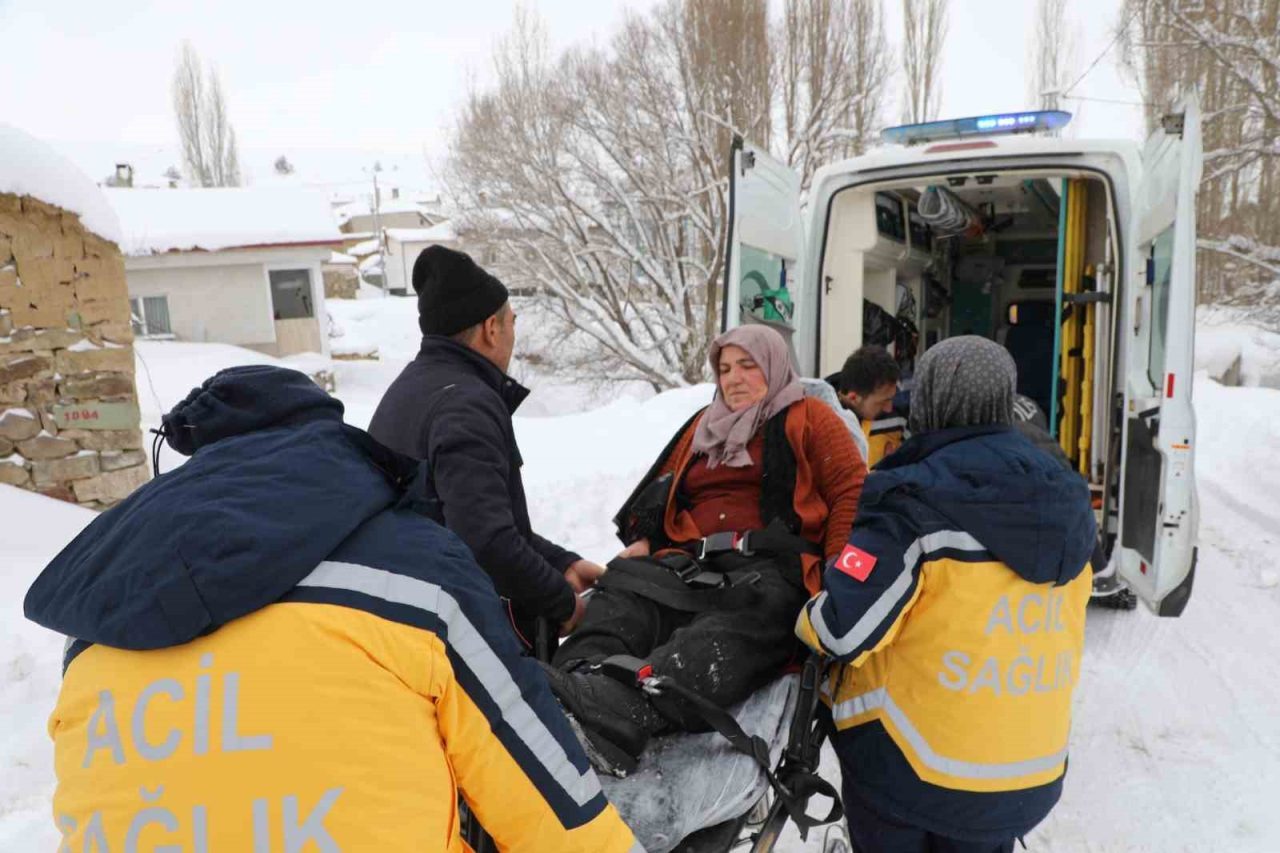 Sivas’ın Karalar köyünde rahatsızlanan 58 yaşındaki vatandaş, karla mücadele ekiplerinin