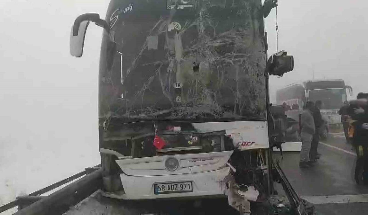 Sivas’ın Gemerek ilçesinde sisli hava nedeniyle aralarında yolcu otobüsünün bulunduğu