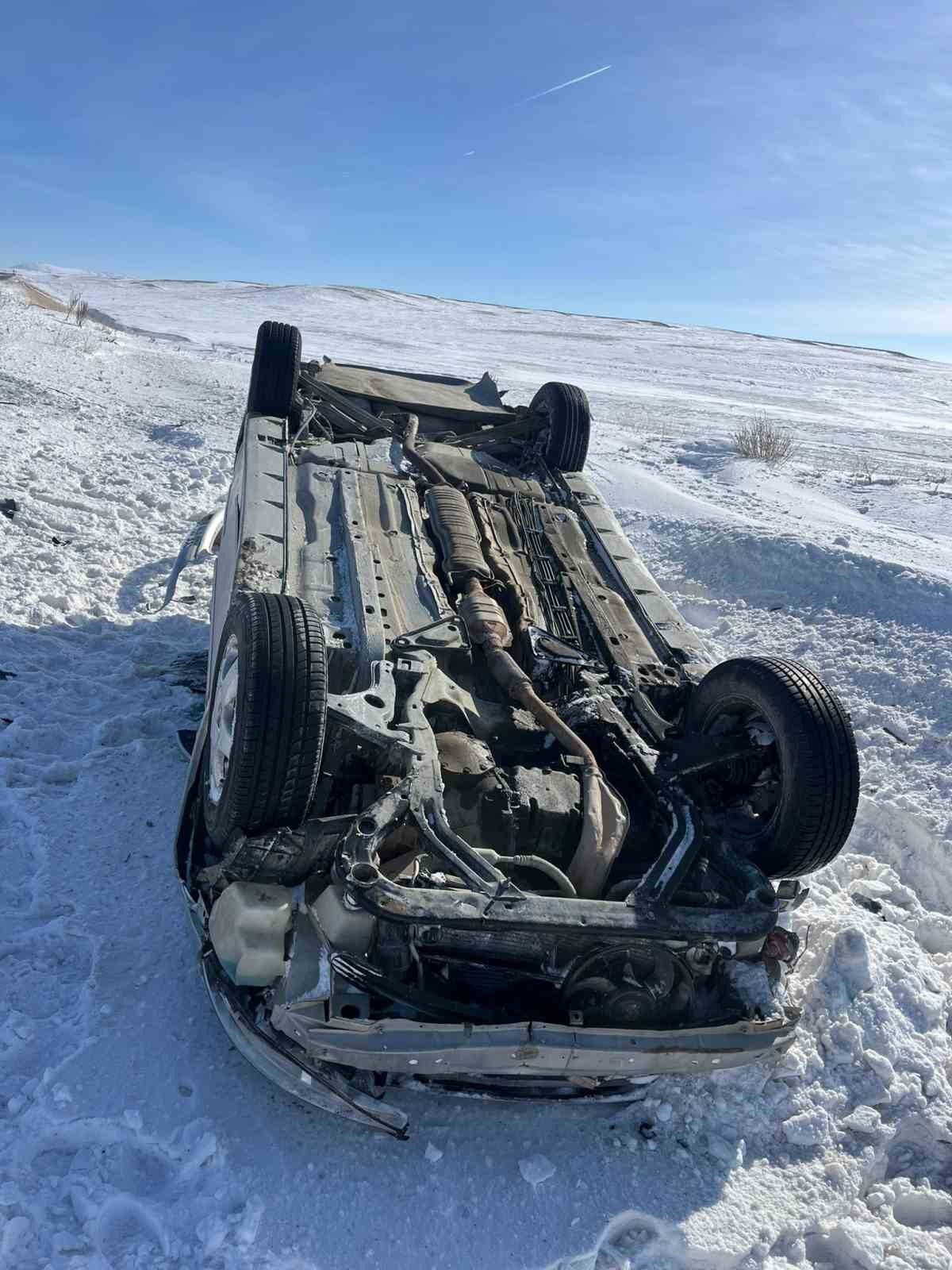 Sivas’ta meydana gelen kazada kontrolden çıkarak takla atan otomobildeki 4