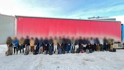 Sivas’ta bir tırın dorsesinde gizlenen 25 yabancı uyruklu şahıs yakalandı.