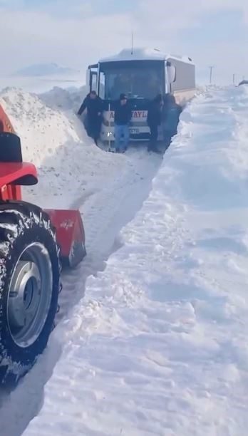 Sivas’ta kara saplanan yolcu midibüsü mahsur kaldı. Durumu öğrenen bir