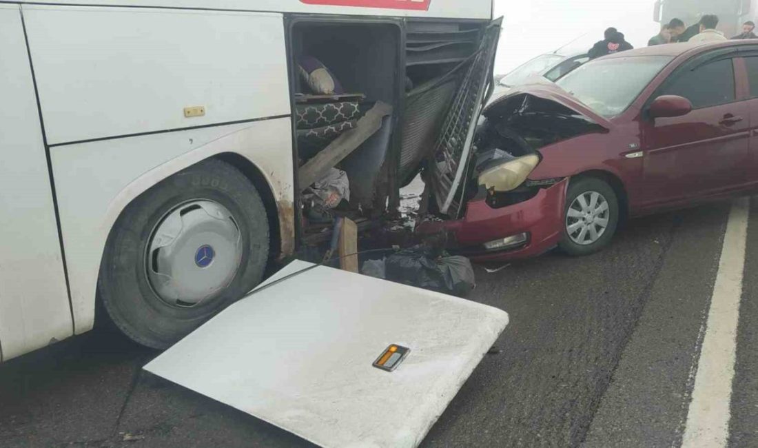 Sivas’ta bir yolcu otobüsü ile otomobillerin karıştığı zincirleme trafik kazasında
