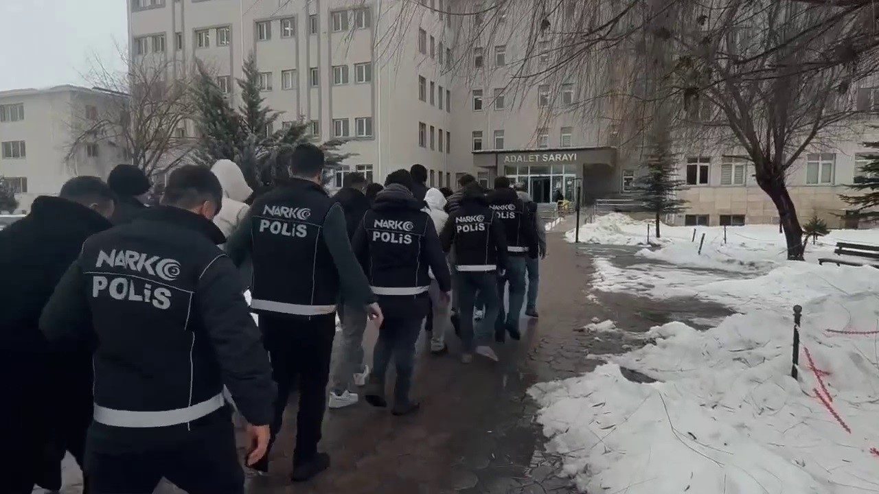 Sivas’ta narkotik ekiplerince düzenlenen operasyonda 9 şüpheli yakalanırken, çok sayıda