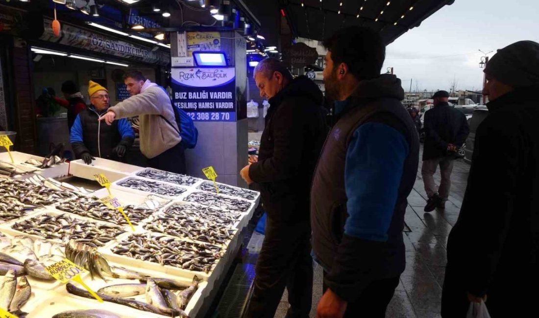 Soğuk havaların etkisini artırmasıyla birlikte Trabzon’da vatandaşların balığa olan ilgisi