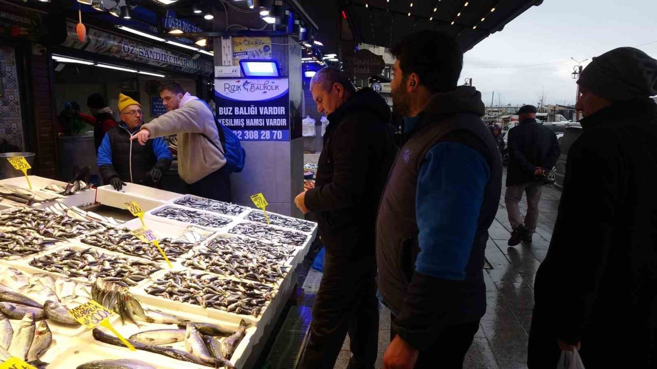 Soğuk havaların etkisini artırmasıyla birlikte Trabzon’da vatandaşların balığa olan ilgisi