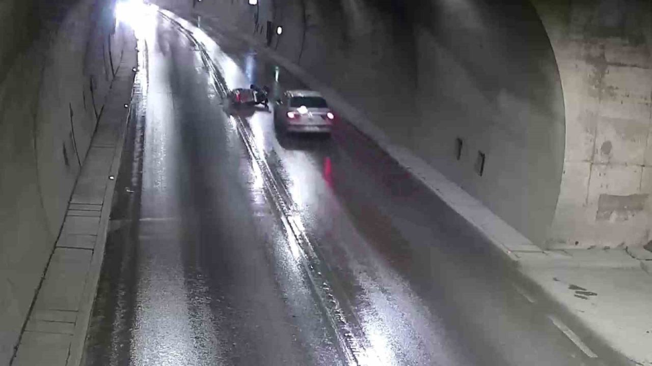 Amasya’da motosiklet sürücüsü tünelde sollamaya çalıştığı otomobilin önüne düştü. Motosikletlinin,