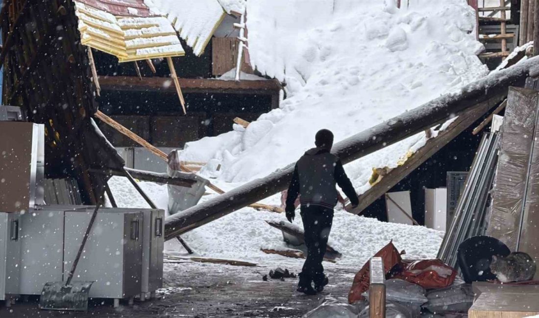 Sivas’ta bir işyeri ile otopark girişinin sundurması yağan karın ağrılığına
