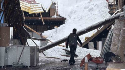 Sivas’ta bir işyeri ile otopark girişinin sundurması yağan karın ağrılığına