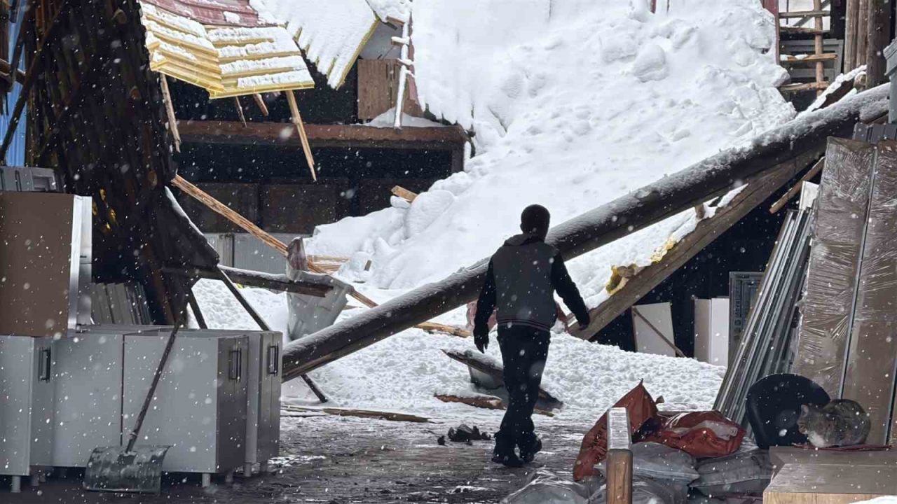 Sivas’ta bir işyeri ile otopark girişinin sundurması yağan karın ağrılığına