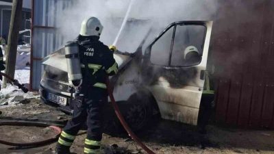 Amasya’nın Suluova ilçesinde park halindeki kamyonet yanarak kullanılamaz hale geldi.