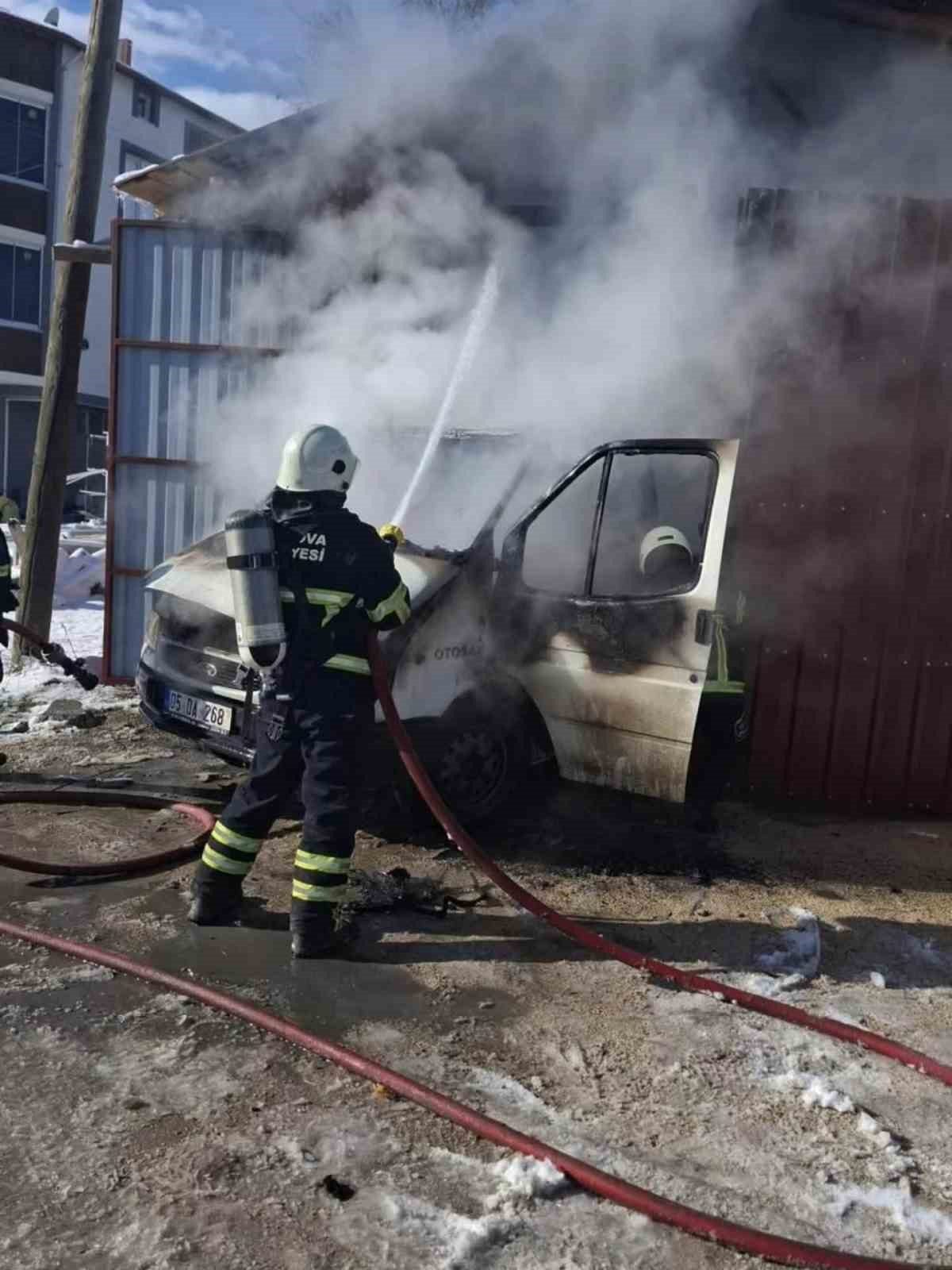 Amasya’nın Suluova ilçesinde park halindeki kamyonet yanarak kullanılamaz hale geldi.
