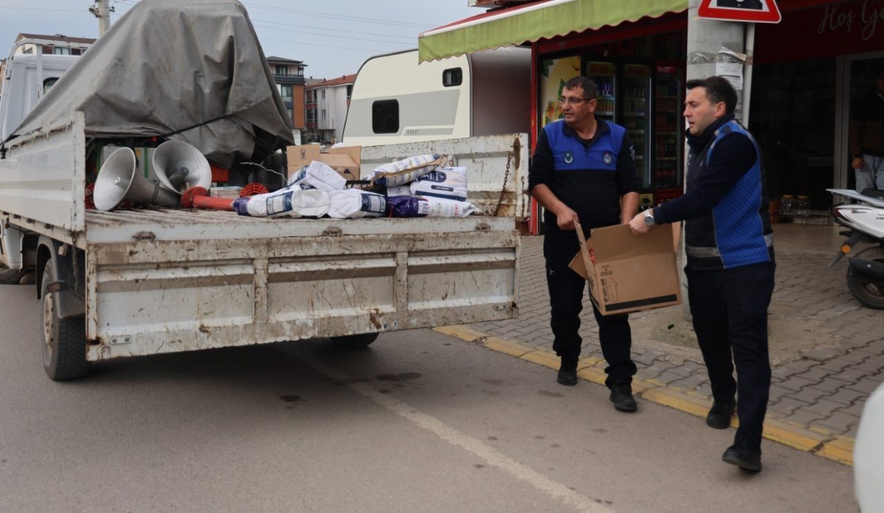 Kartepe’de zabıta ekiplerince marketlerde gerçekleştirilen denetimlerde tarihi geçmiş ürünler imha